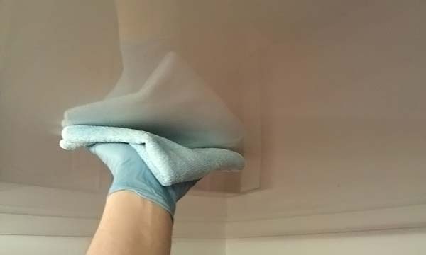как мыть натяжные потолки в домашних условиях видео инструкция img-1