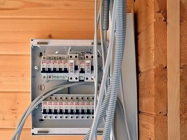 Электропроводка в деревянном доме: выбор материала, подводка к строению