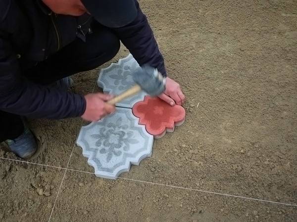 Видео укладки тротуарной плитки своими руками: пошаговая инструкция