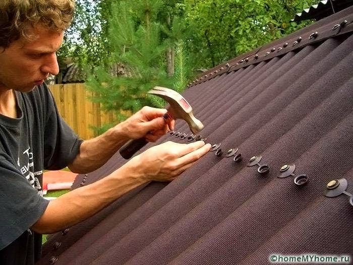 Ондулин один из наиболее часто используемых в строительных работах натуральных материалов для крыши