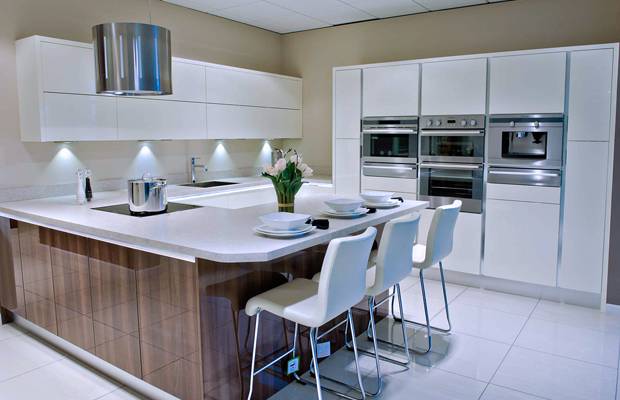 Подсветка рабочей зоны на кухне под шкафы: виды, особенности, варианты дизайна с фото, монтаж