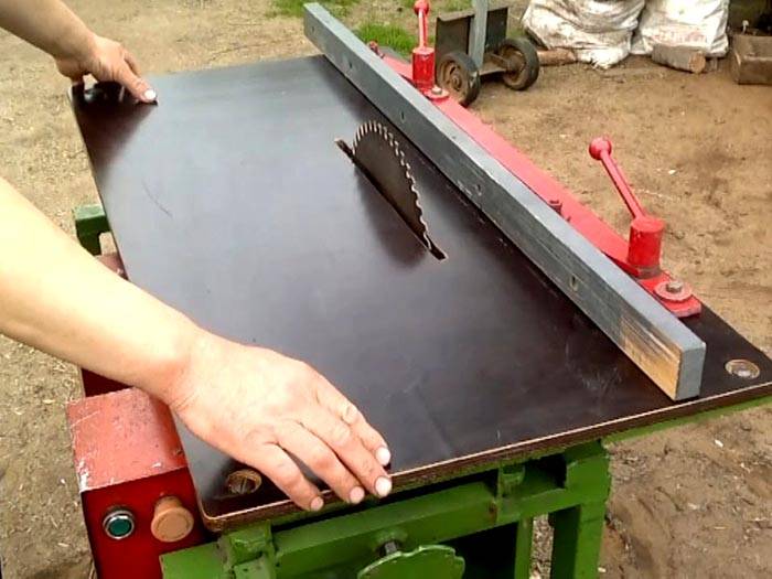 Для повышения надежности стол для ручной циркулярной пилы своими руками можно создать на металлическом каркасе