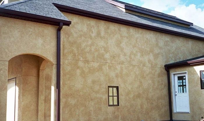 Прочное покрытие из акриловой штукатурки на длительное время защитит стены дома