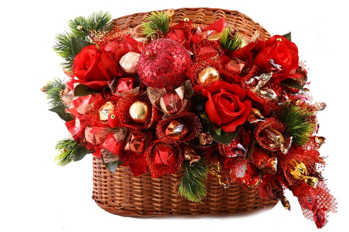Украсьте сладкие корзины новогодними оттенками зеленого, красного и золотого. Для лепестков цветов можно использовать красную гофрированную бумагу