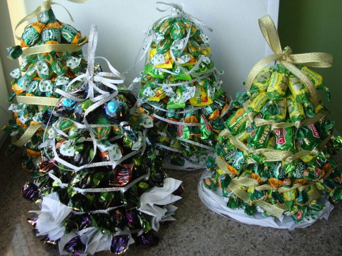 Несколько елок с разными вкусами сладостей станут приятным дополнением к рождественскому декору дома с детьми