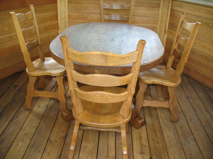 Небольшой закругленный столик можно поставить в баньку или беседку
