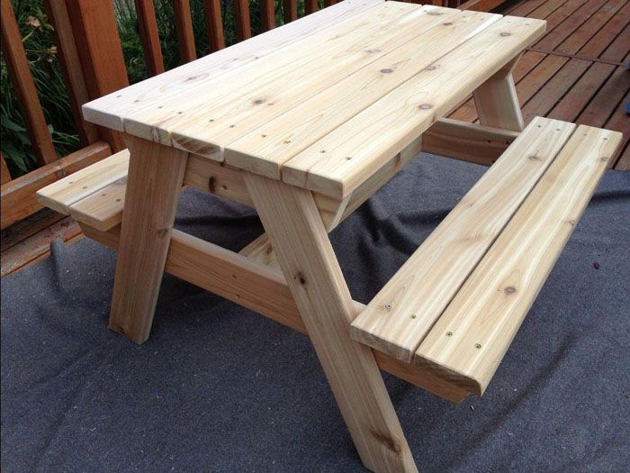 Для изготовления такого садового стола из дерева своими руками потребуется больше времени, так как в комплекте с ним идут скамейки