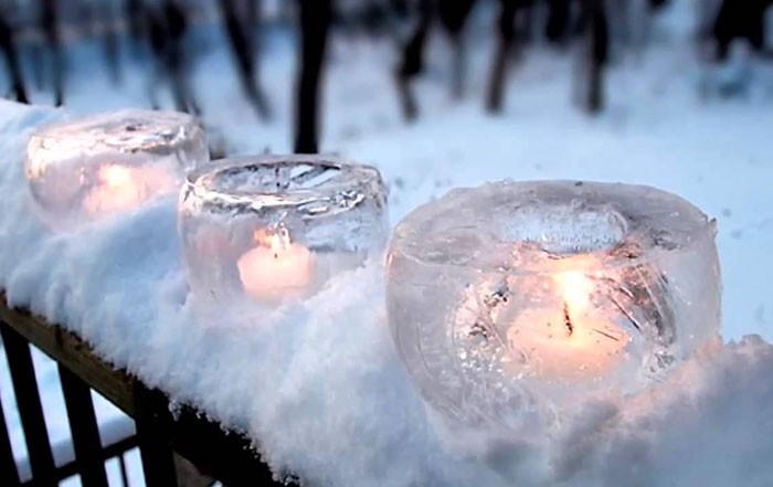 Ледяные скульптуры при подходящих уличных температурах простоят долго. Изо льда неплохо было бы сделать подсвечники для романтичного вечера во дворе