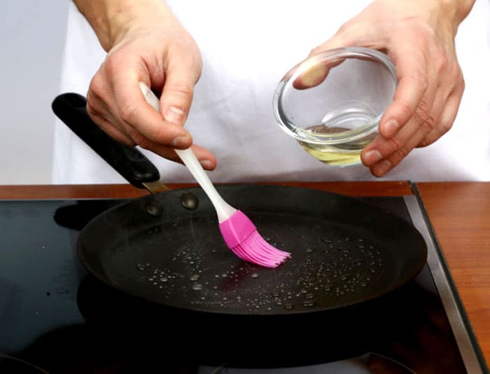 Как не потратить своё время и без проблем очистить сковороду от нагара