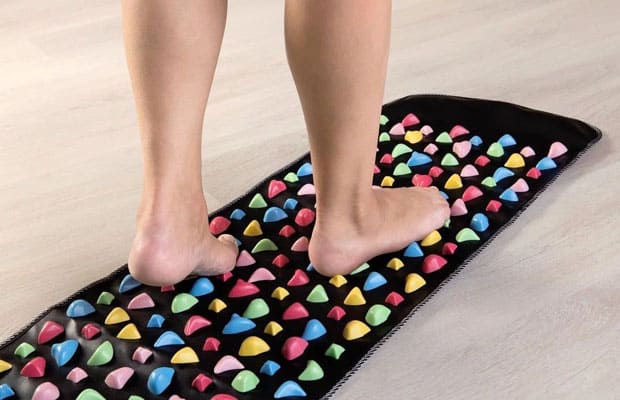 Как сделать массажный коврик для ног своими руками