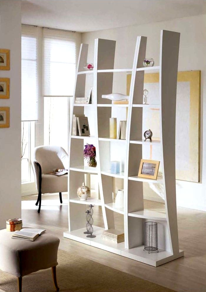 Такие практичные и стильные стеллажи для комнаты: можно ли с помощью них зонировать пространство