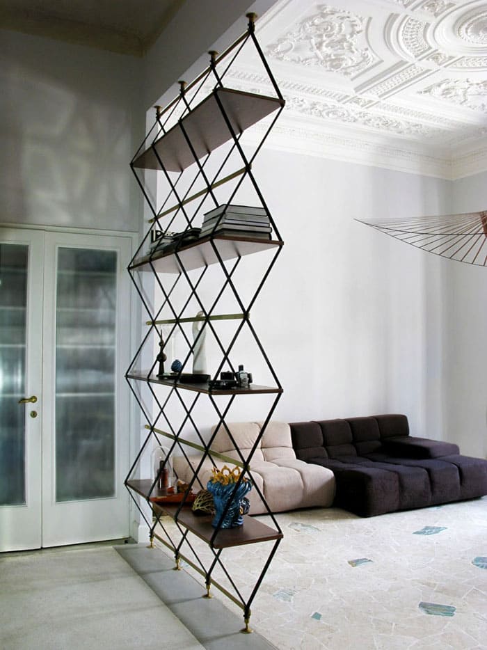 Такие практичные и стильные стеллажи для комнаты: можно ли с помощью них зонировать пространство