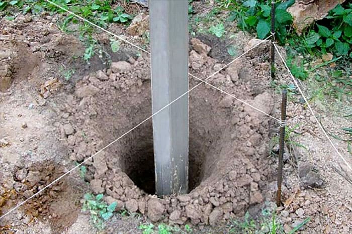 Заливать бетонный фундамент не обязательно, достаточно будет погрузить столб в подготовленную яму и залить её раствором цемента