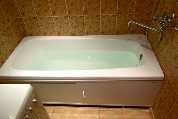 ФОТО: stroyportal.ru Реставрация ванны с помощью накладок обойдется сравнительно дешевле, чем покупка новой сантехники