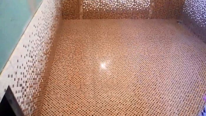 Удобно использовать матричную плитку-мозаику на полу в ванной