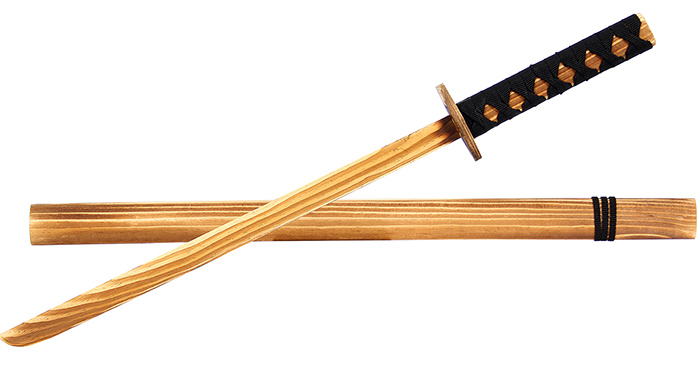 К деревянной катане можно сделать набор из длинных бумажных или картонных мечей