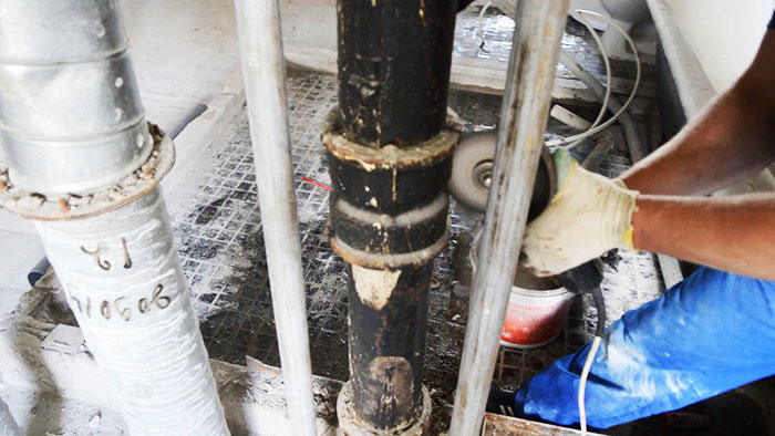 Традиционные трубы для канализационного стояка в многоквартирном доме сделаны из чугуна